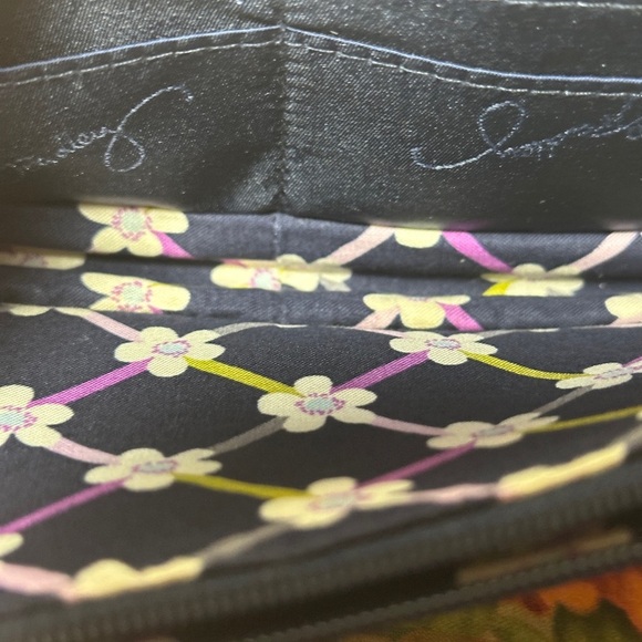 Vera Bradley Wristlet. - Picture 5 of 7
